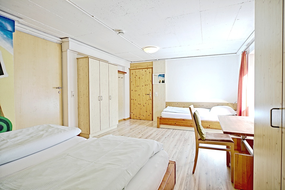 Schlafraum mit Doppel- und Einzelbett