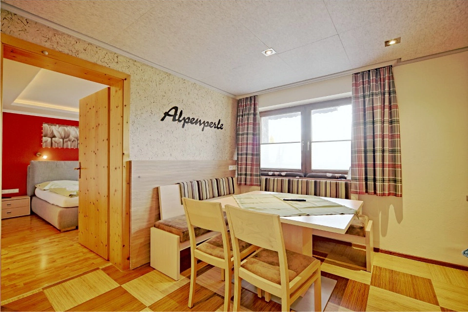 Essbereich und Schlafzimmer Apartment 02